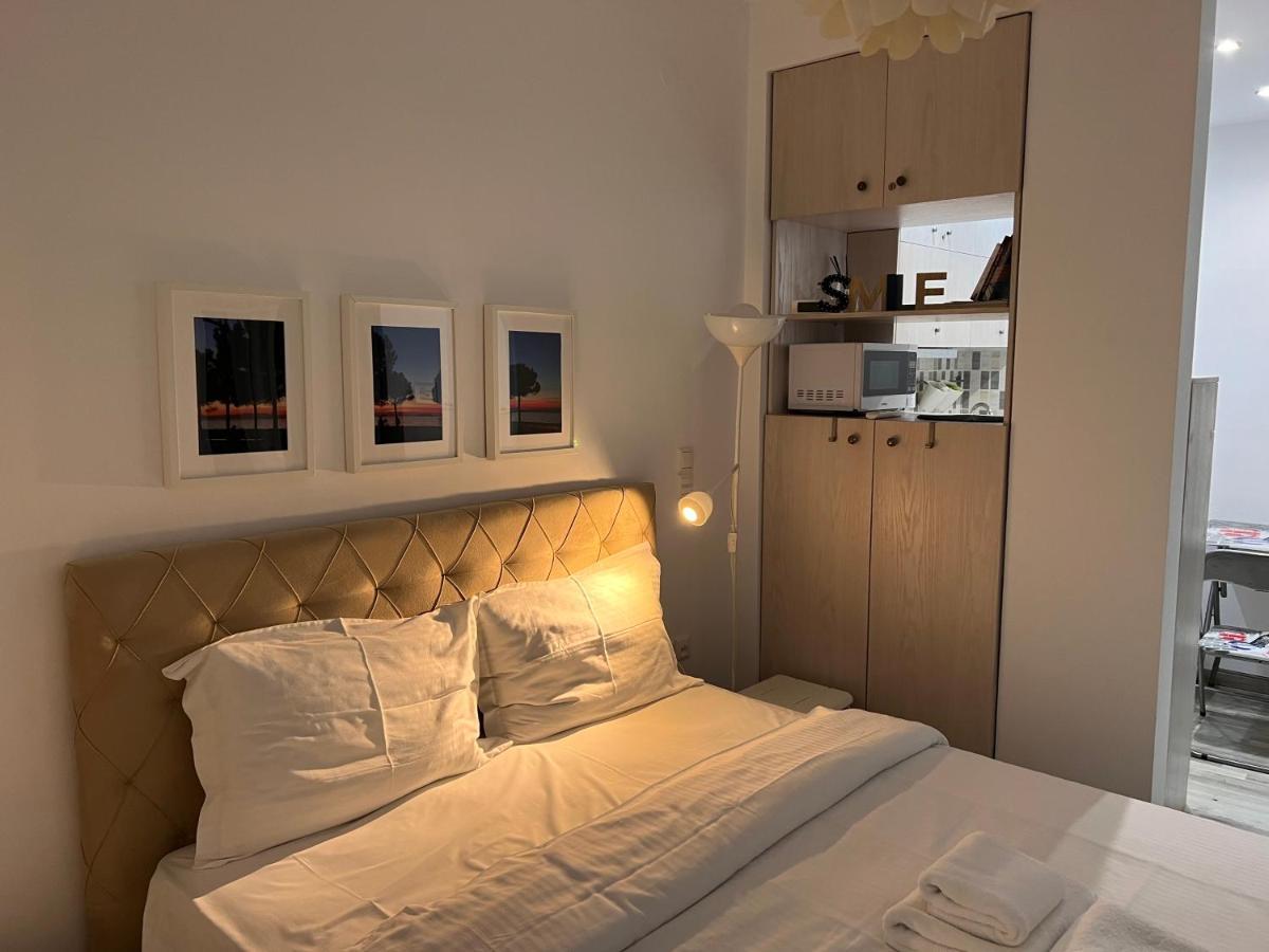 Small Budget Diamond Apartment In Agias Sofias. テッサロニキ エクステリア 写真
