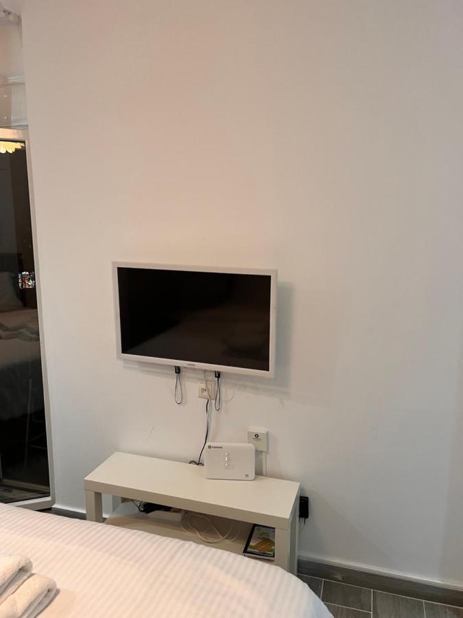 Small Budget Diamond Apartment In Agias Sofias. テッサロニキ エクステリア 写真