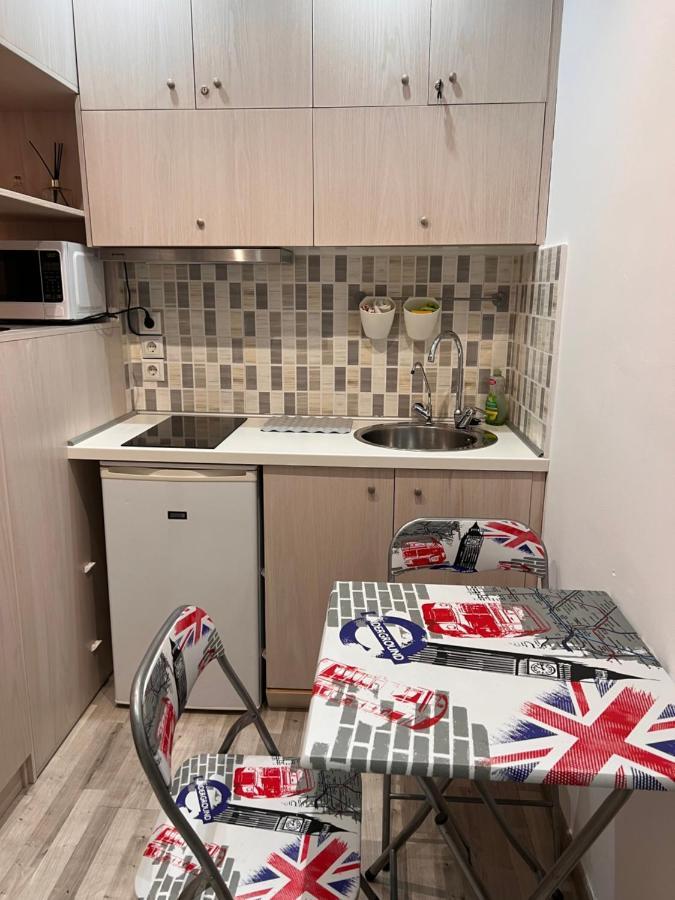 Small Budget Diamond Apartment In Agias Sofias. テッサロニキ エクステリア 写真